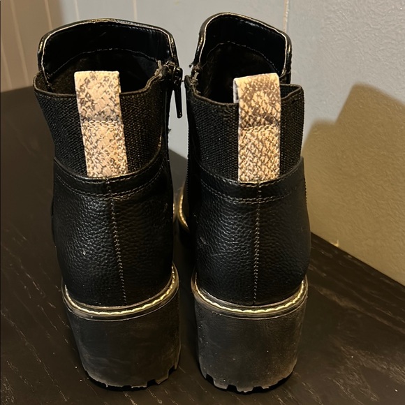 Universal Thread Black Ankle Boots size 8.5 - Picture 3 of 5